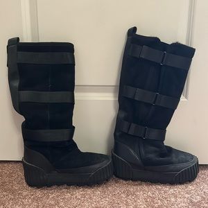 United Nude, Suede exterior, fur interior, 1.5” platform. Like new. Sz 39z